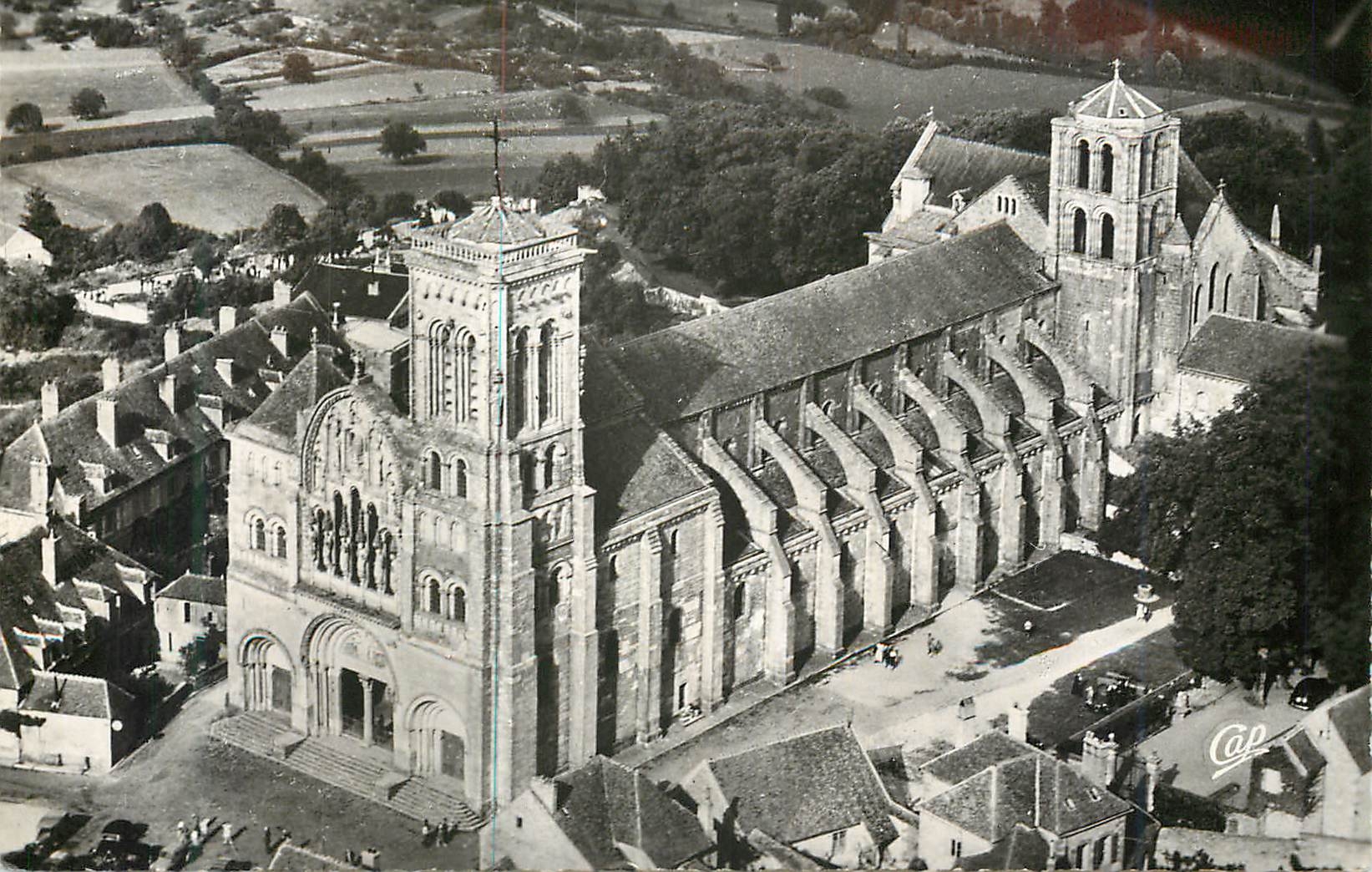 CPM Vezelay Basilique de la Madeleine (Vue aerienne Bret)