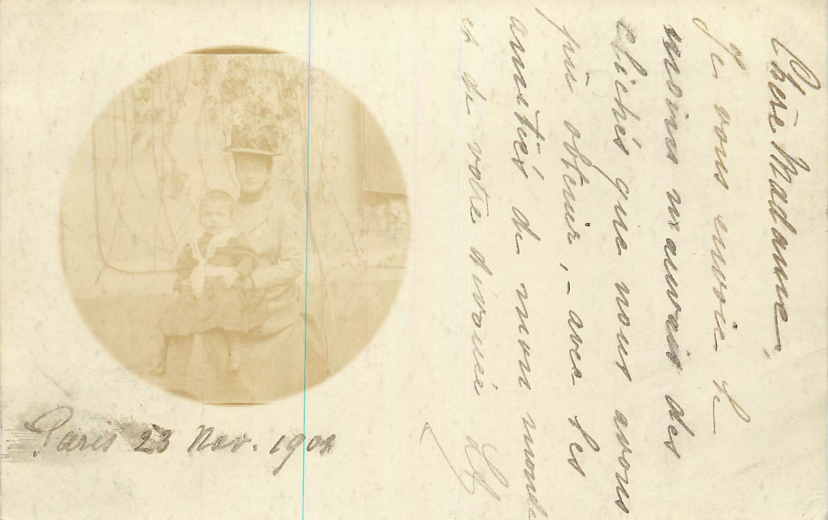 Paris — Photographie d'une femme et d'un enfant — Carte postale française
