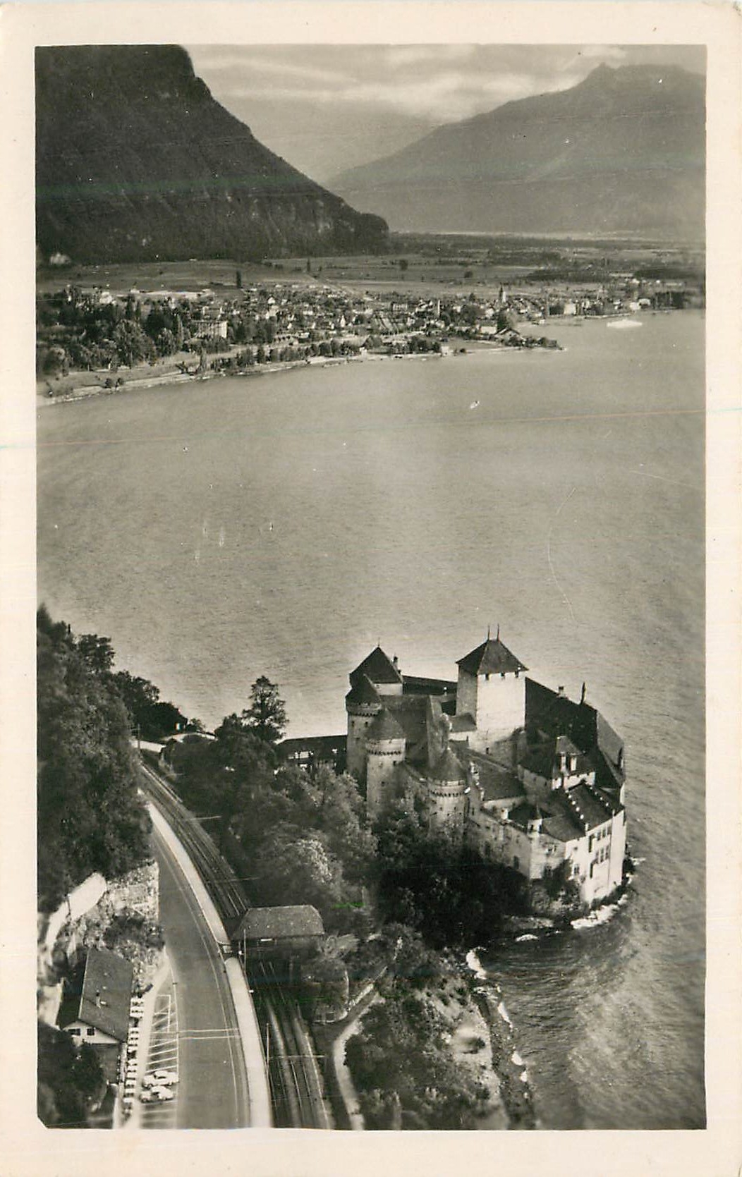 CPM Montreux (Suisse) Le Chateau de Chillon et le Lac Leman