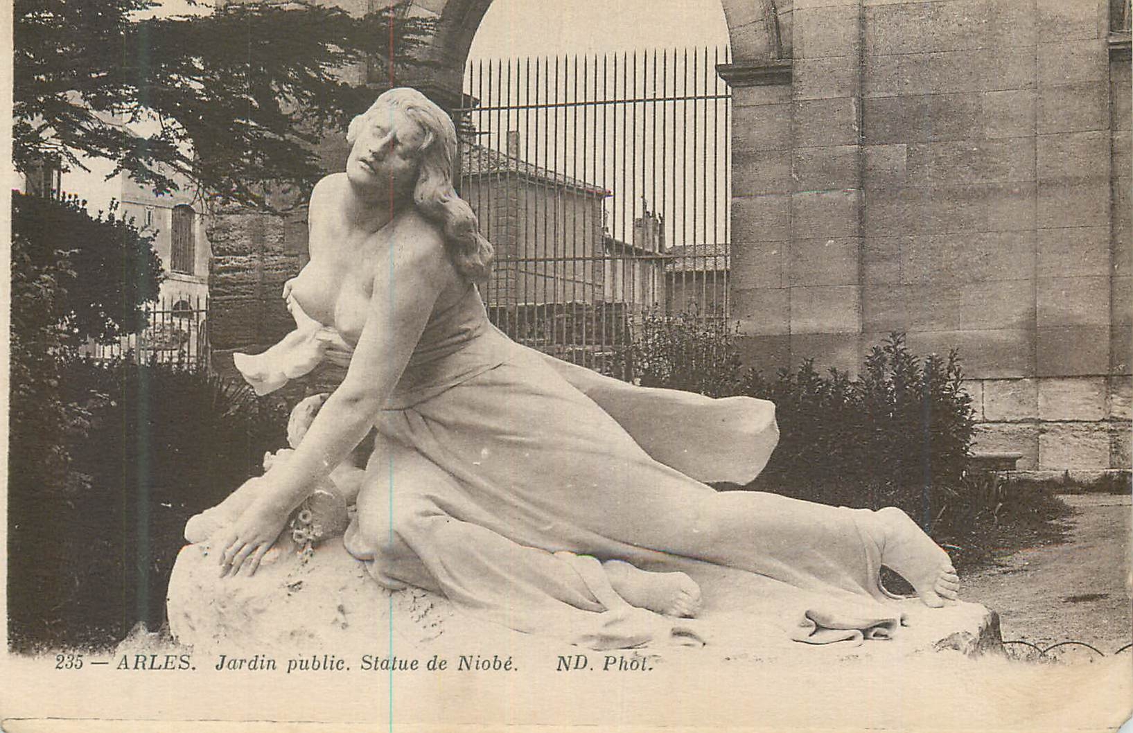 CPA Arles Jardin public Statue de Niobe