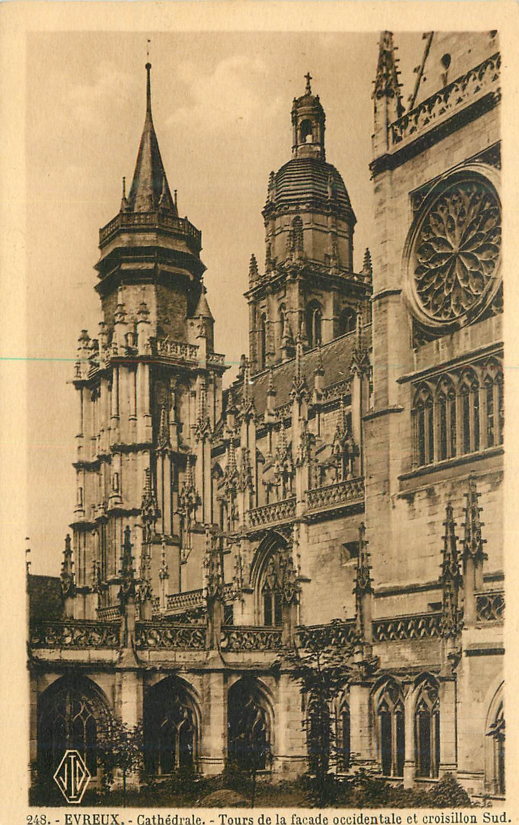 Evreux - Cathédrale - Tours de la façade occidentale et croisillon Sud