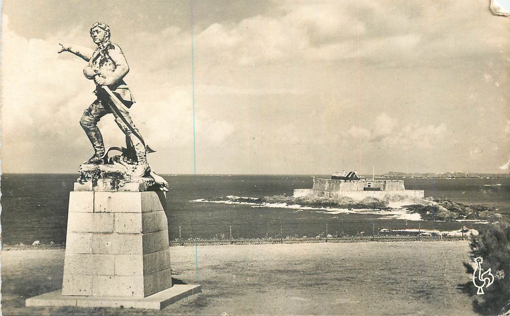 Saint-Malo (Ille-et-Vilaine) — Statue de Surcouf et le Fort National — Les Tirages Modernes, Paris