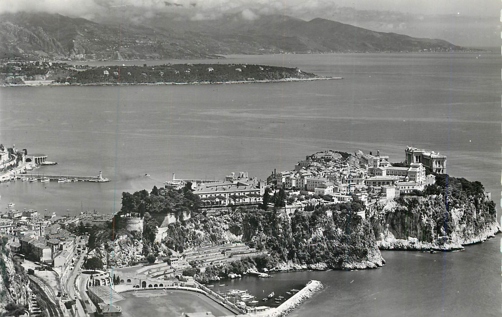 CPM Le Rocher de Monaco Au fond Le Cap Martin et l'Italie