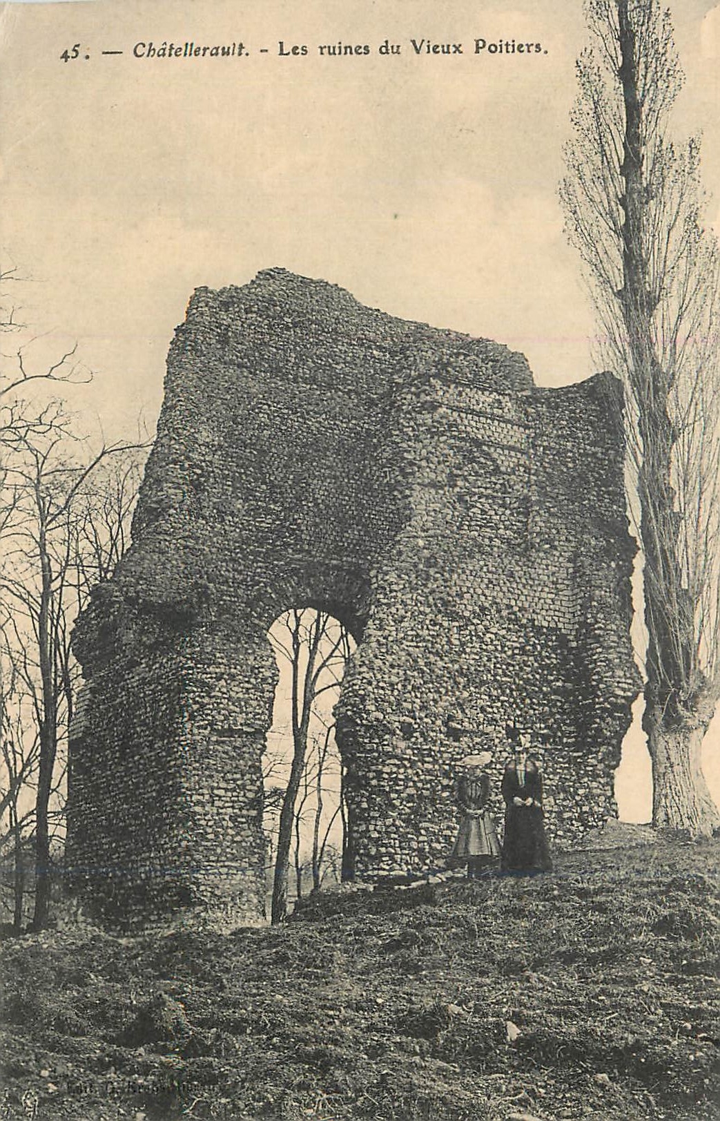 CPA Chatellerault Les ruines du Vieux Poitiers