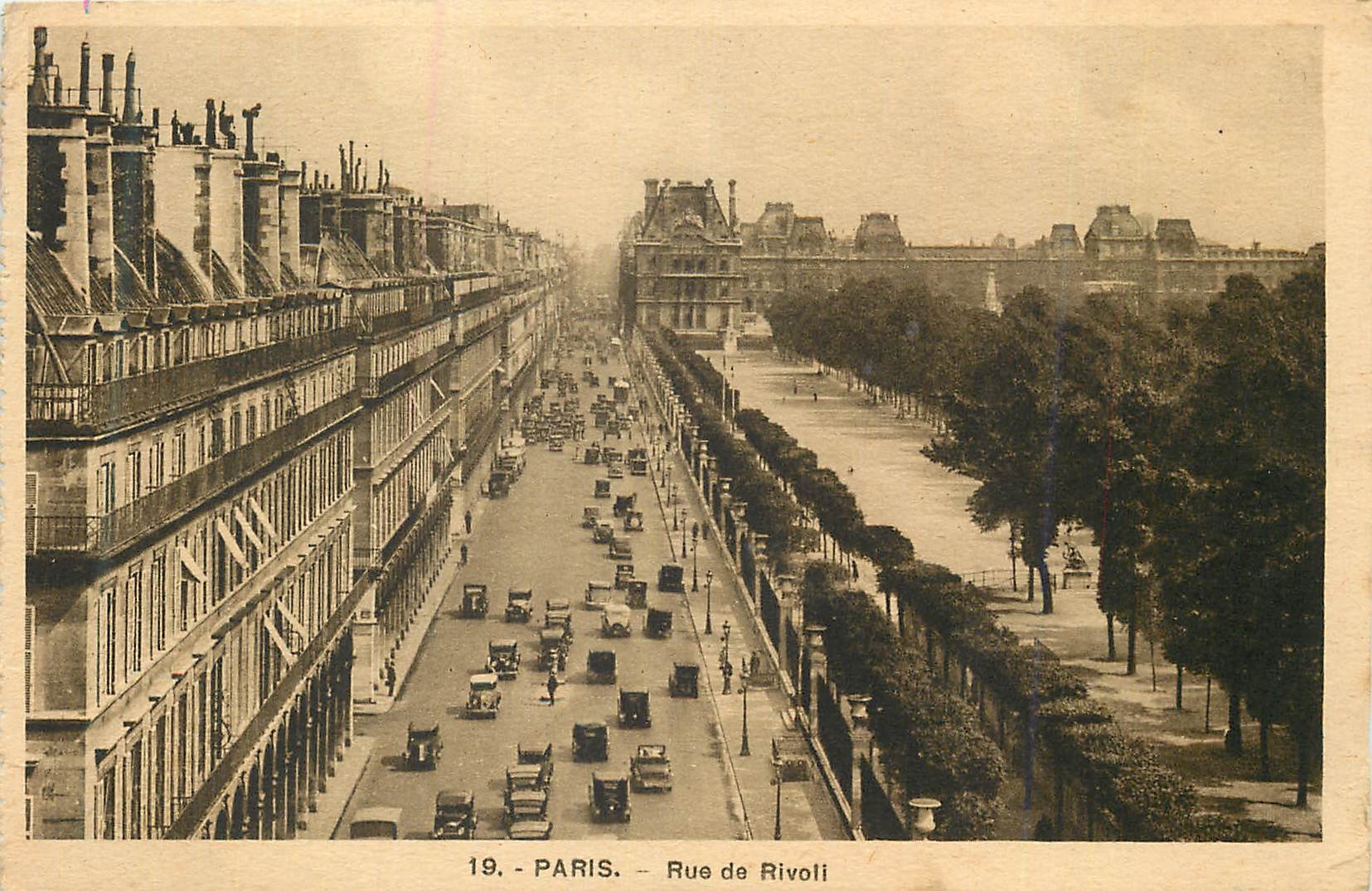Paris — Rue de Rivoli — vue panoramique avec le Louvre en arrière-plan