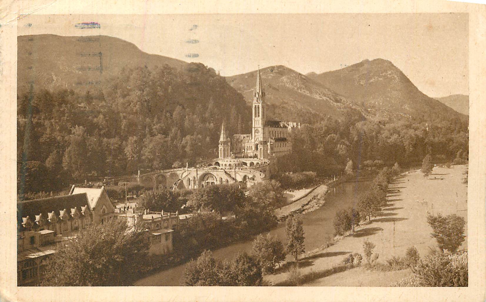 CPA Lourdes La Basilique et le Gave