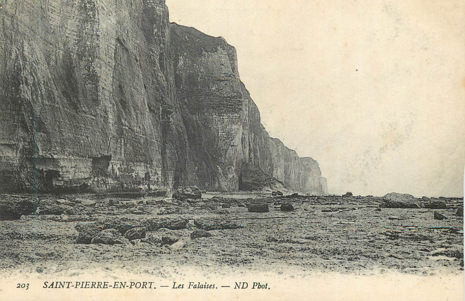 CPA Saint-Pierre-en-Port Les Falaises