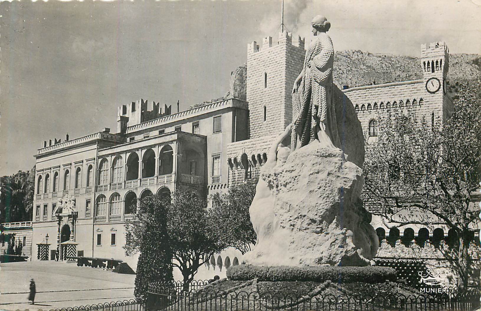 CPM Monaco Le Palais du Prince et le Monument Commemoratif