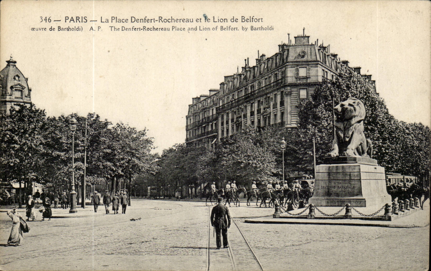 Paris — La Place Denfert-Rochereau et le Lion de Belfort — œuvre de Bartholdi