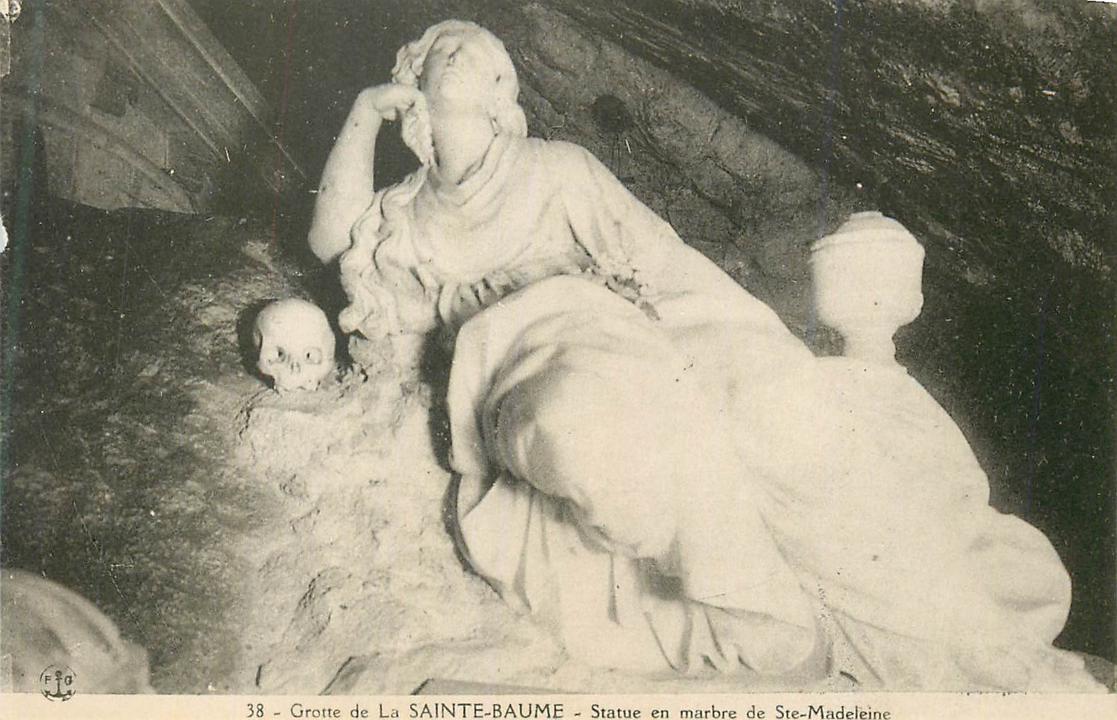 CPA Grotte de la Sainte Baume Statue en Marbre de Ste Madeleine