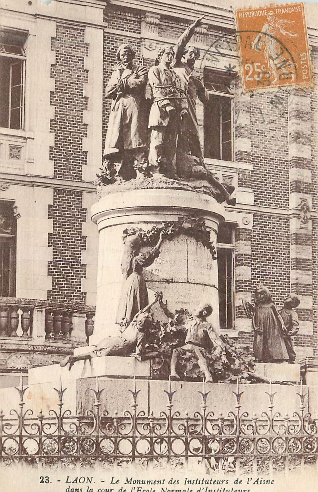 CPA Laon Le Monument des Instituteurs de l'Aisne dans la Cour de l'Ecole Normale d'Instituteurs
