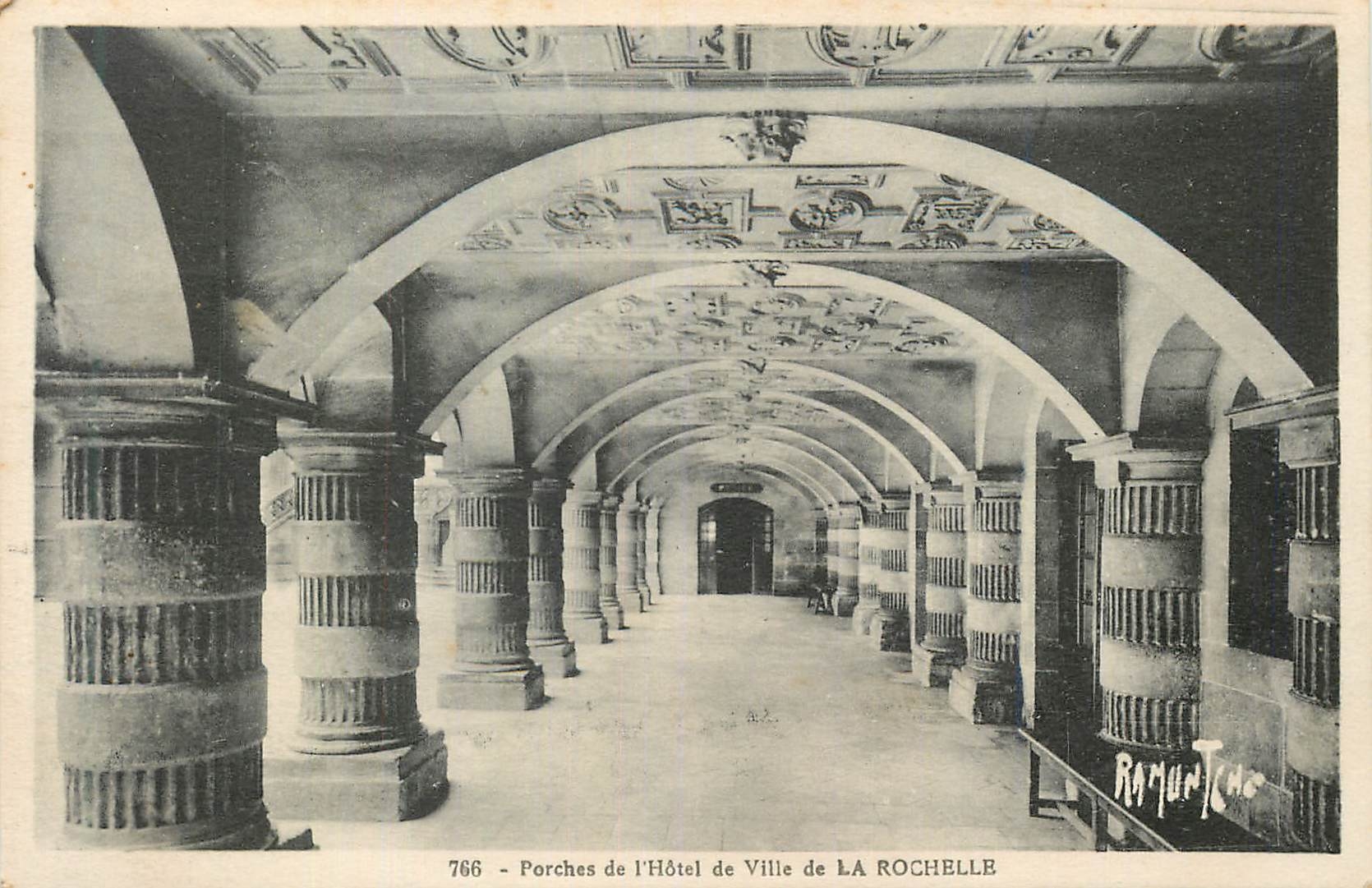 CPA Porches de l'Hotel de Ville de la Rochelle