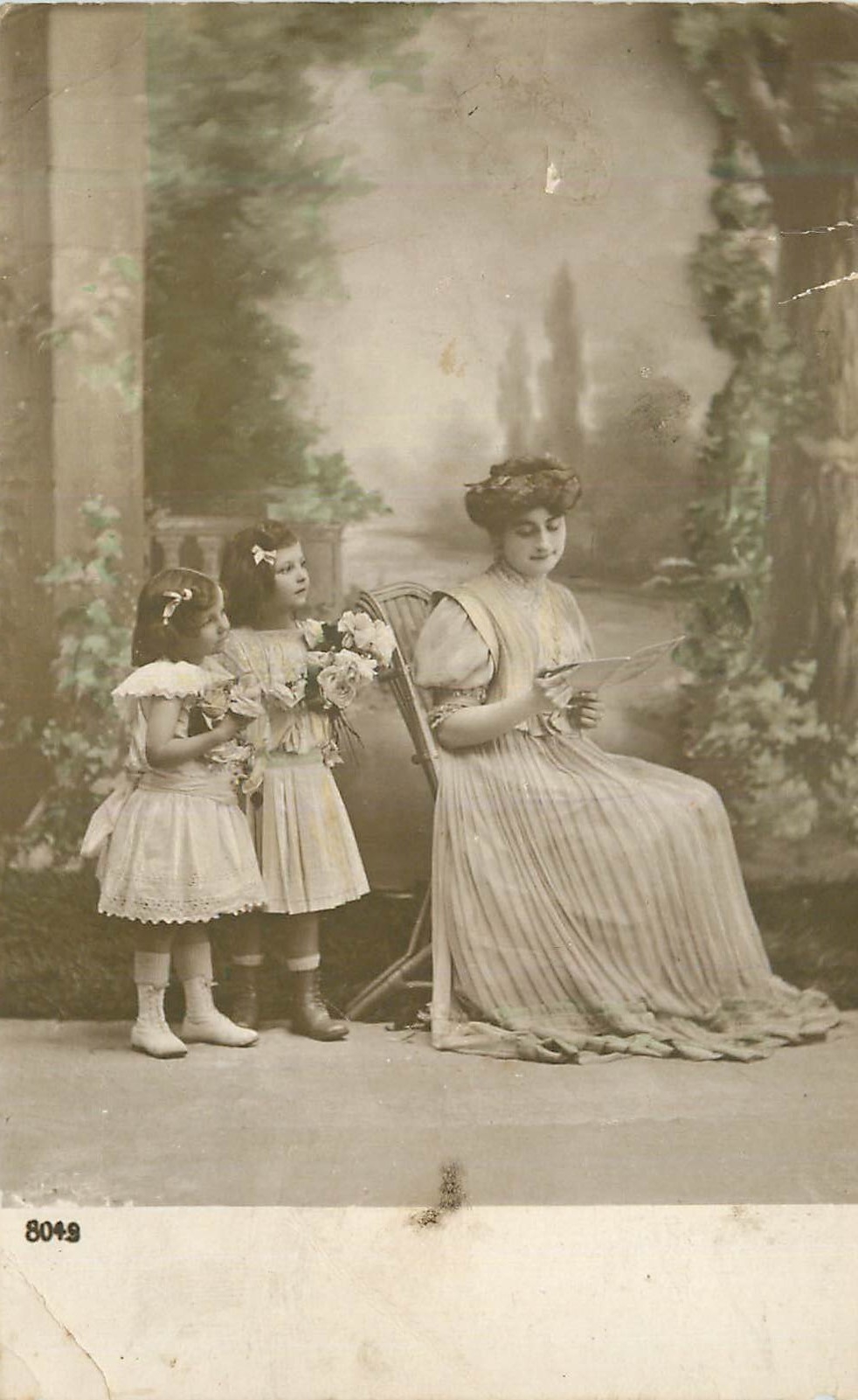 Femme et deux jeunes filles — scène de studio — série 8049