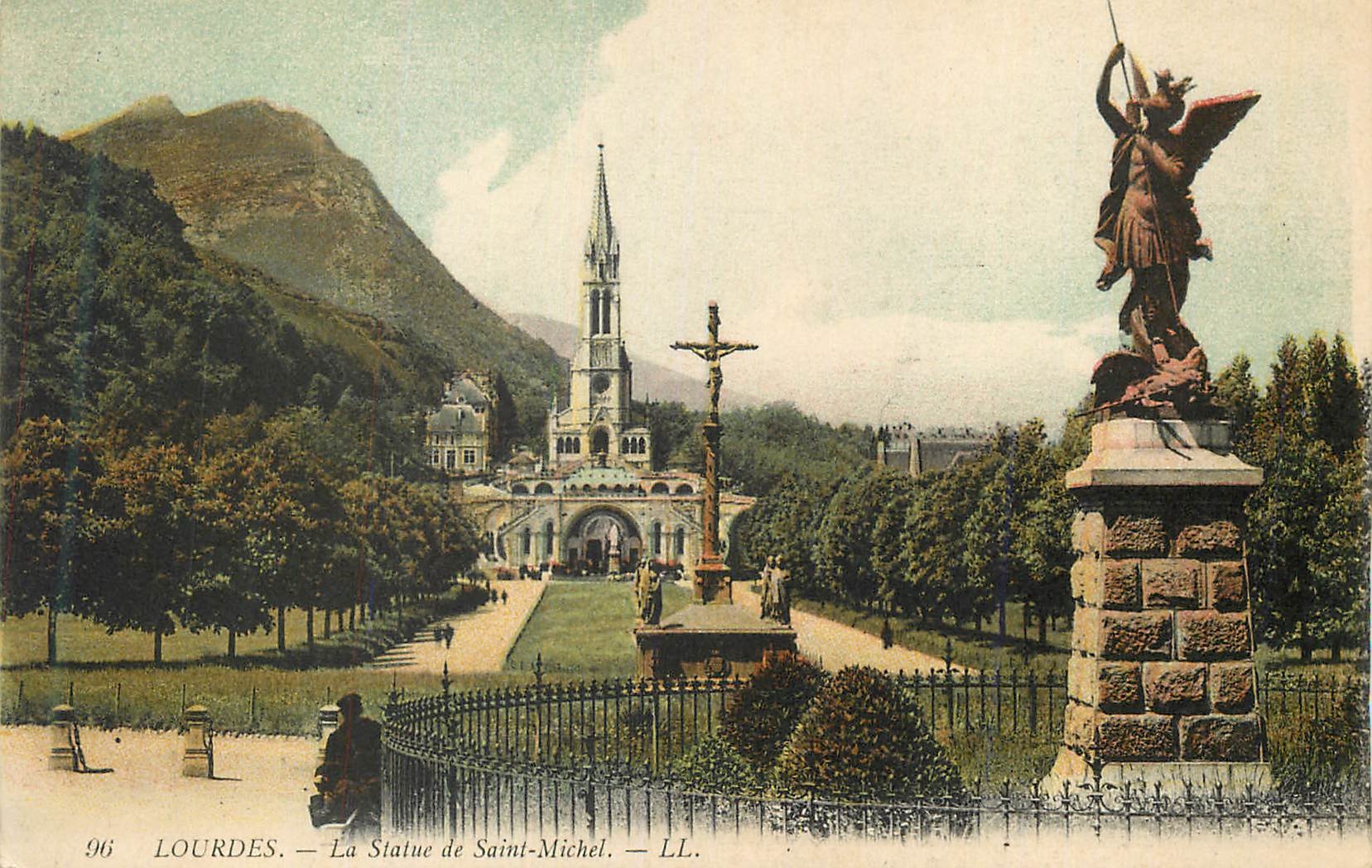 CPA Lourdes La Statue de Saint Michel LL