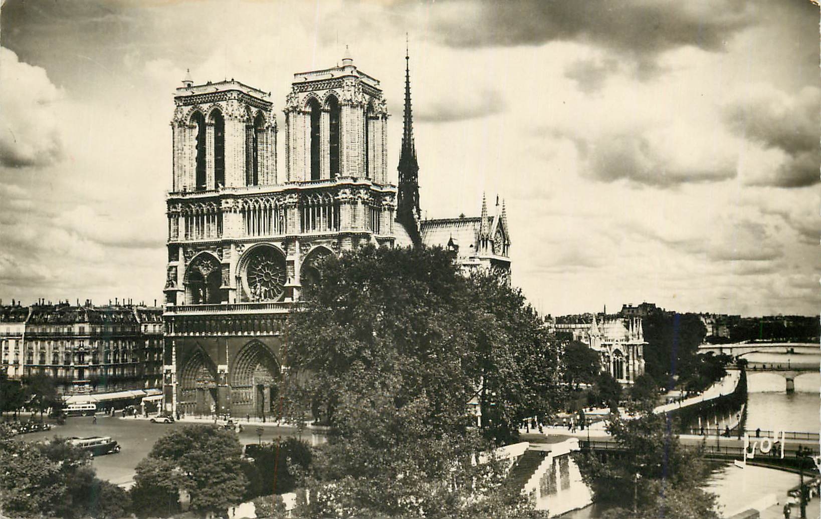 CPM Paris en Flanant Vue Generale de Notre Dame