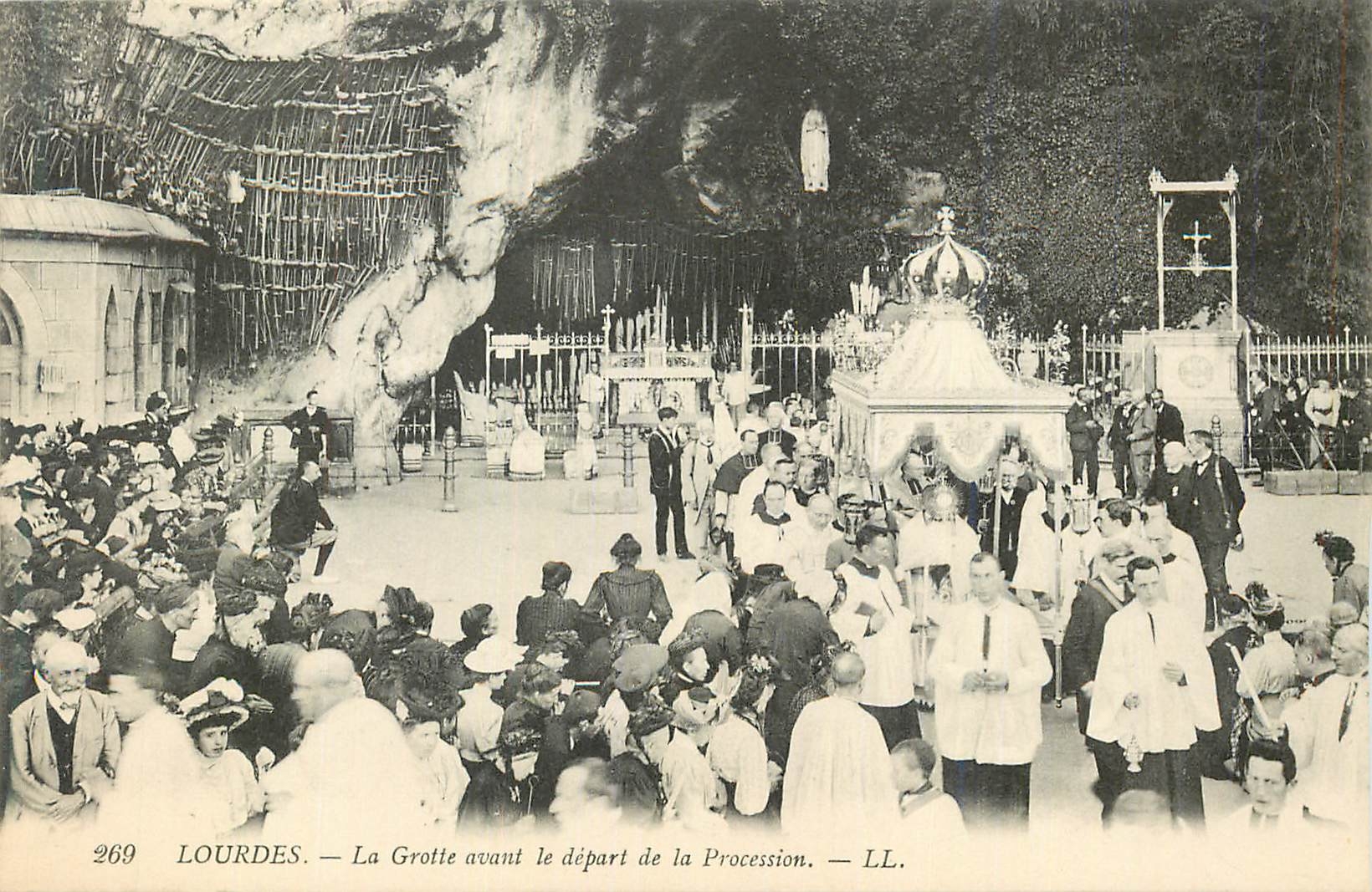 Lourdes — La Grotte avant le départ de la Procession — LL.