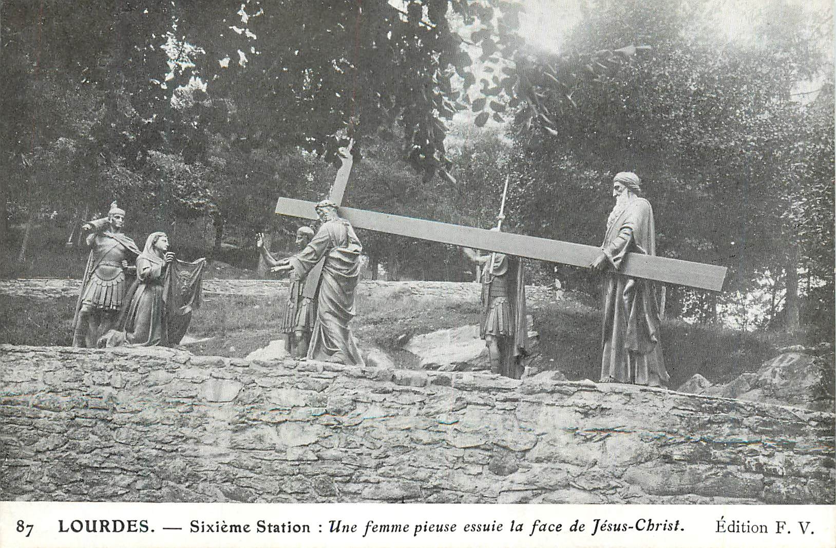 CPA Lourdes Sixieme Station Une femme Pieuse Essuie la face de Jesus Christ