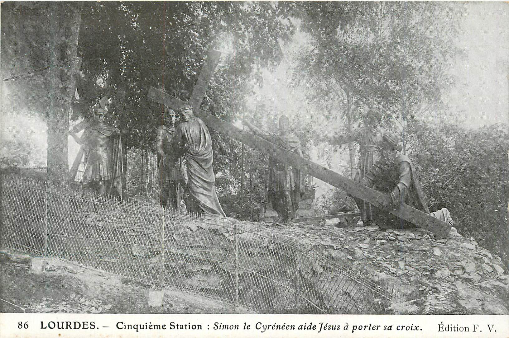 CPA Lourdes Cinquieme Station Simon le Cyreneen aide Jesus a Porter sa Croix