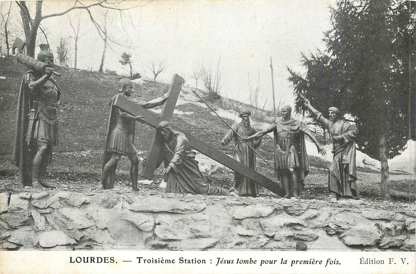CPA Lourdes Troisieme Station Jesus Tombe pour la Premiere Fois