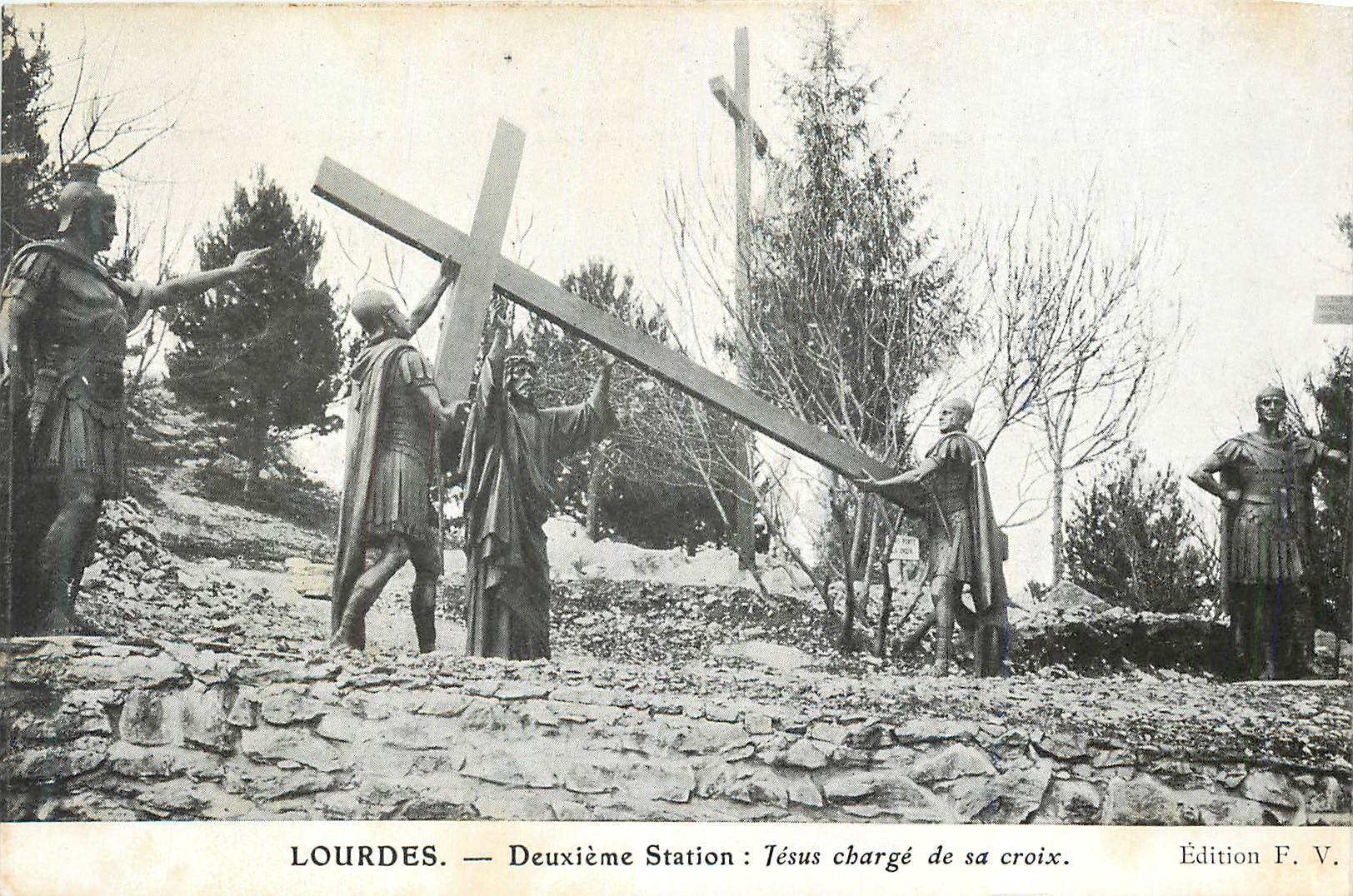 CPA Lourdes Deuxieme Station Jesus Charge de sa Croix