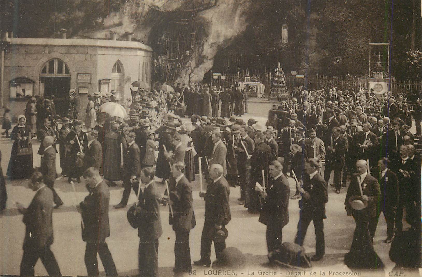 CPA Lourdes La Grotte Depart de la Procession