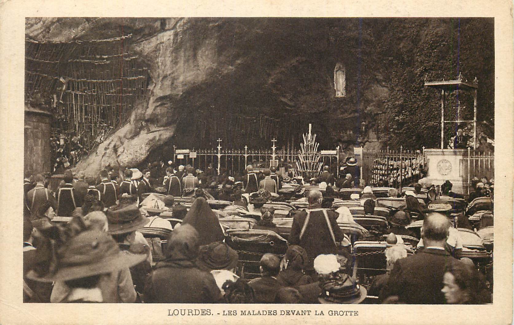 CPA Lourdes Les Malades devant la Grotte