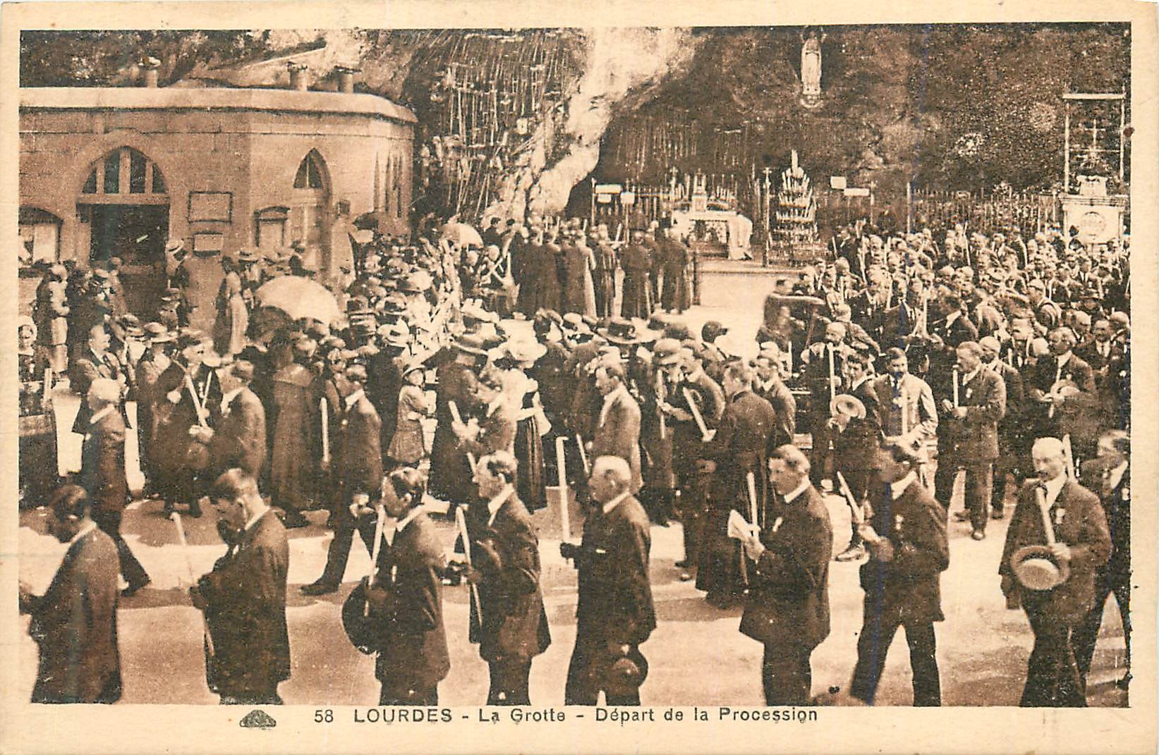 CPA Lourdes La Grotte Depart de la Procession