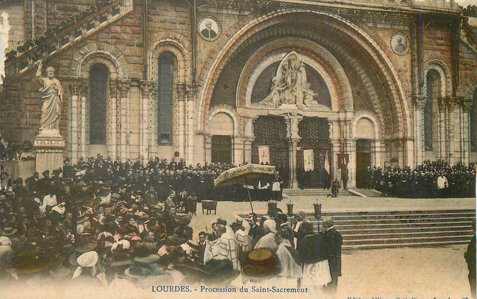 CPA Lourdes Procession du Saint Sacrement