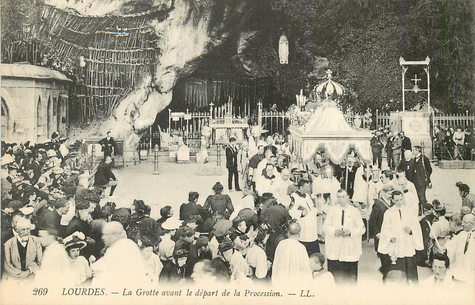 CPA Lourdes La Grotte Avant le Depart de la Procession