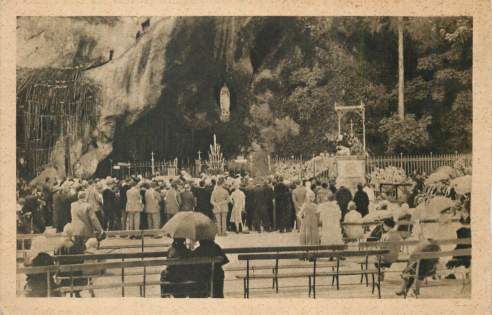 CPA Lourdes Groupe de Pelerins devant La Grotte Miraculeuse P D