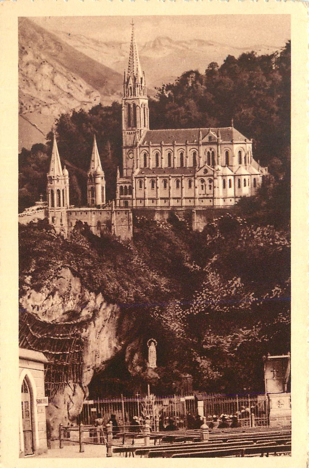 CPA Lourdes La Grotte et la Basilique