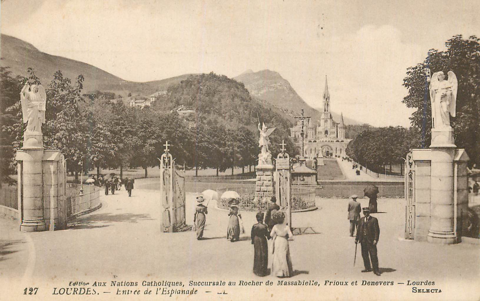 CPA Lourdes Entree de l'Esplanade