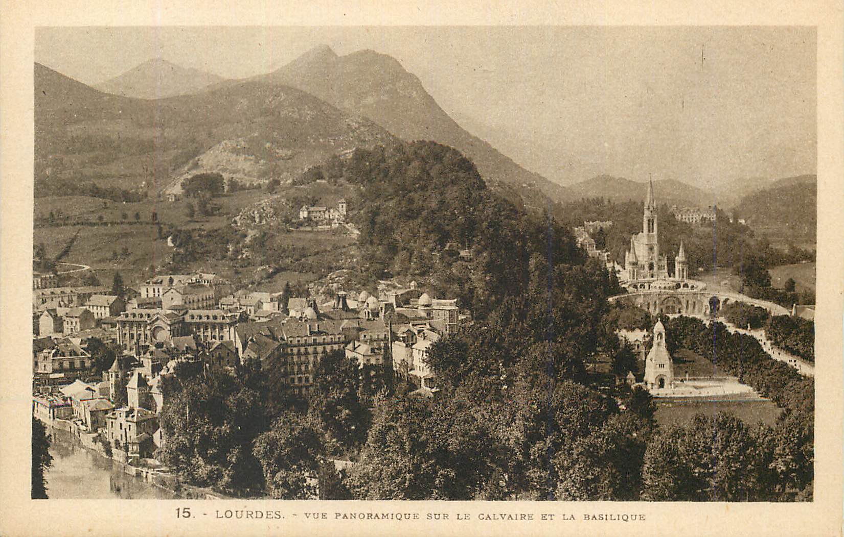 CPA Lourdes Vue Panoramique sur le Calvaire et la Baasilique