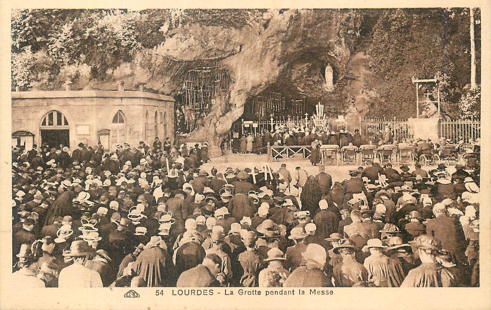 CPA Lourdes La Grotte Pendant la Messe