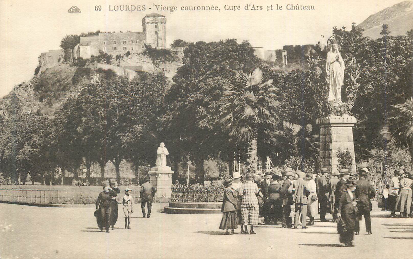 CPA Lourdes Vierge Couronnee Cure d'Ars et Le Chateau