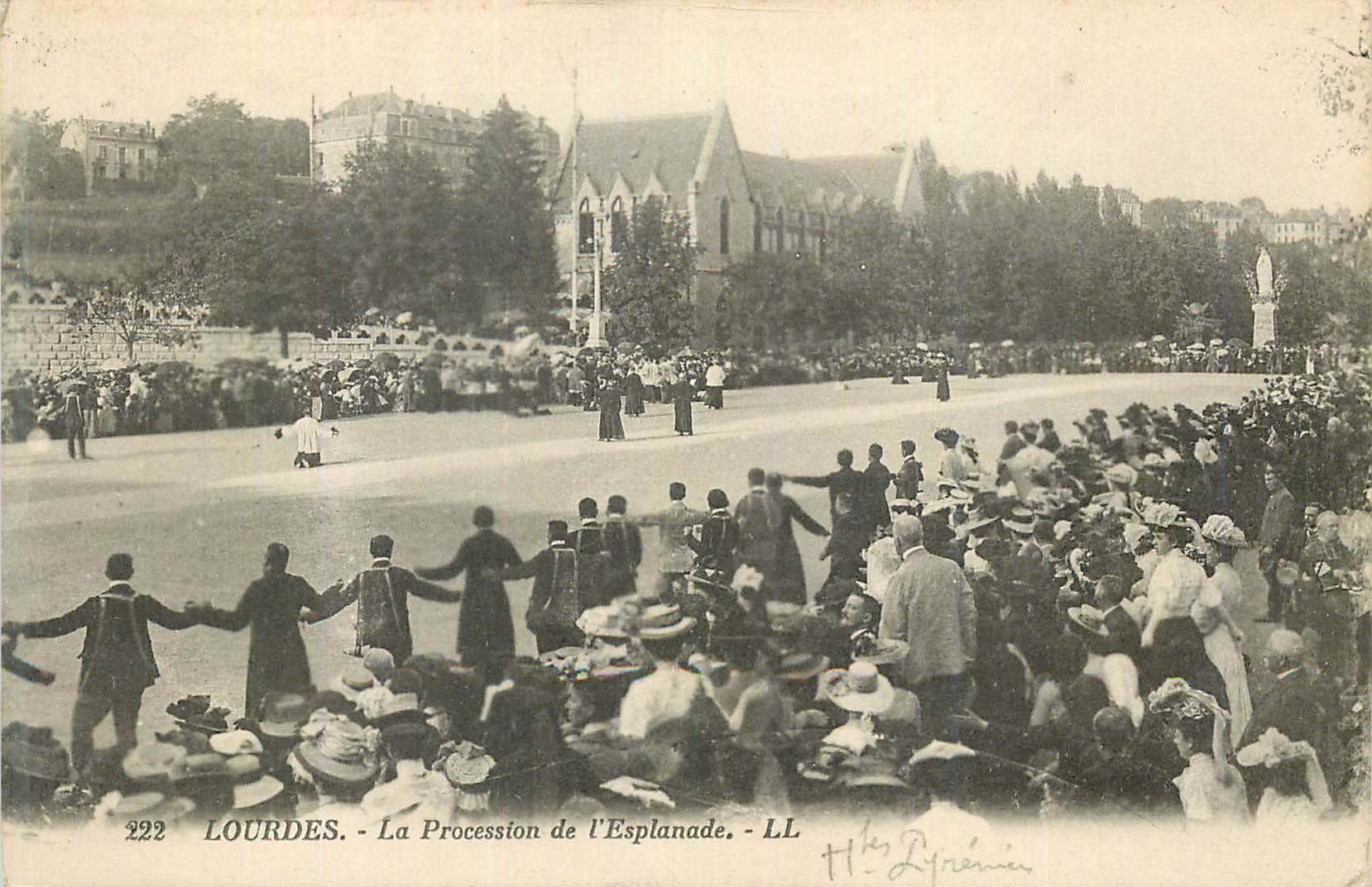 CPA Lourdes La Procession de l'Esplanade