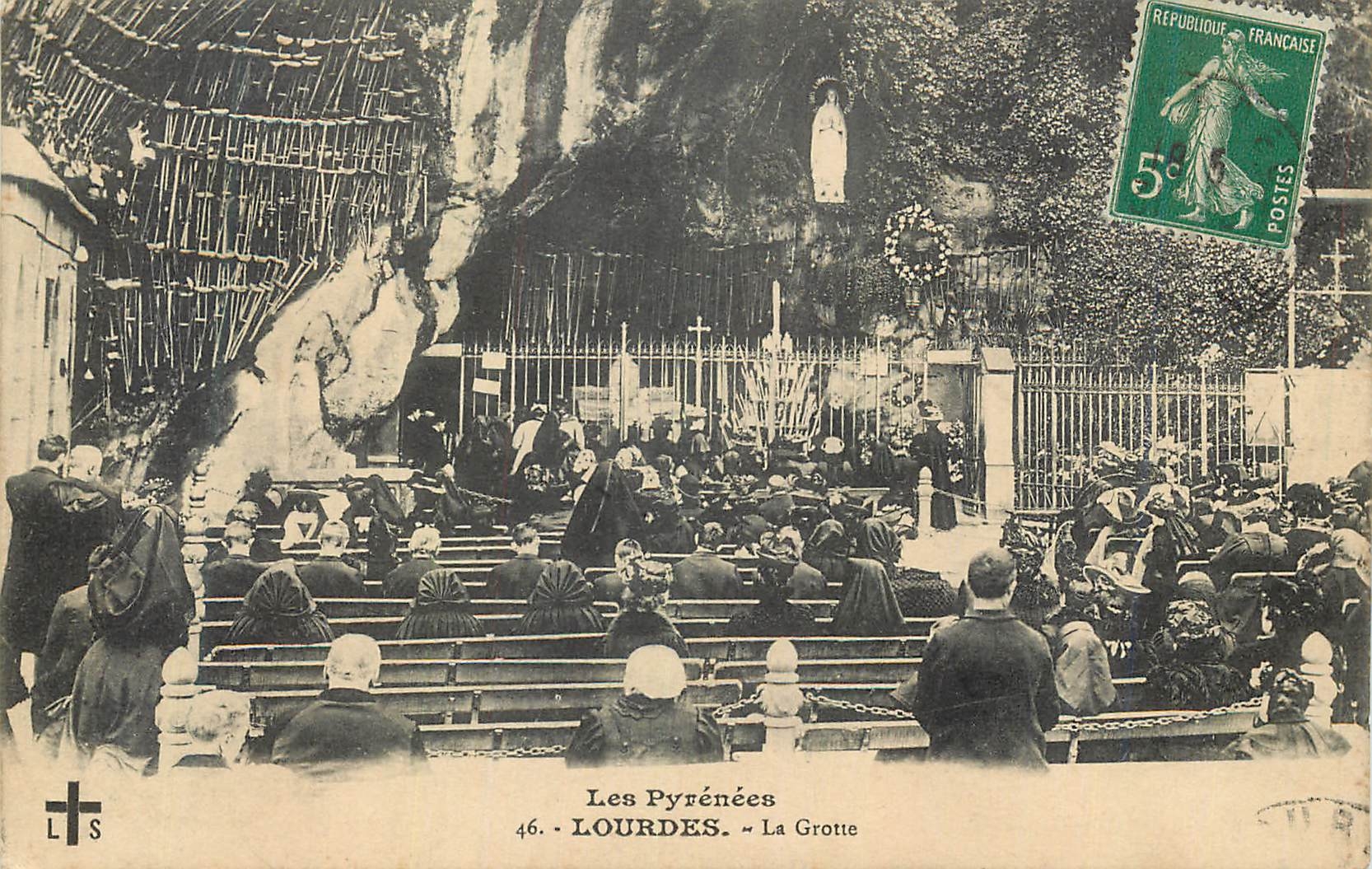 CPA Les Pyrenees Lourdes La Grotte