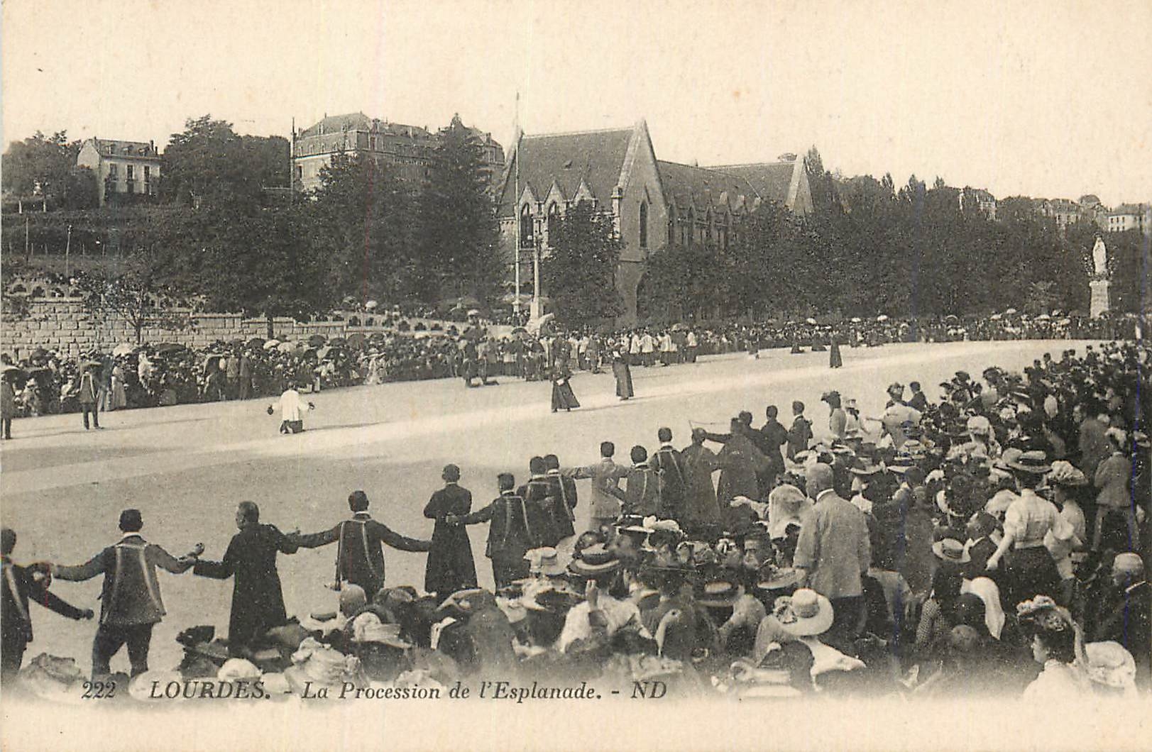 CPA Lourdes La Procession de l'Esplanade