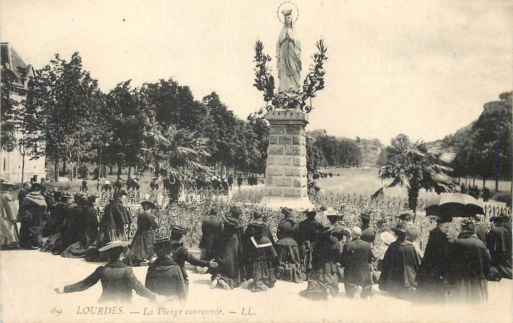 CPA Lourdes La Vierge Couronnee