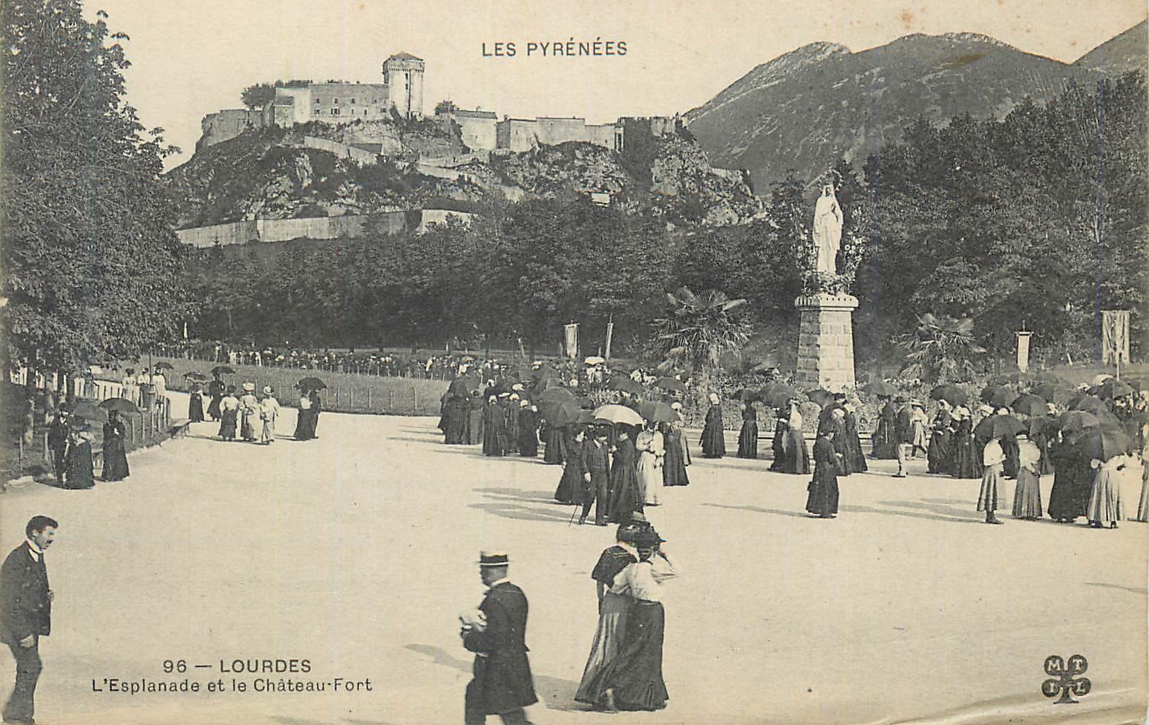 CPA Lourdes L'Esplanade et le Chateau Fort