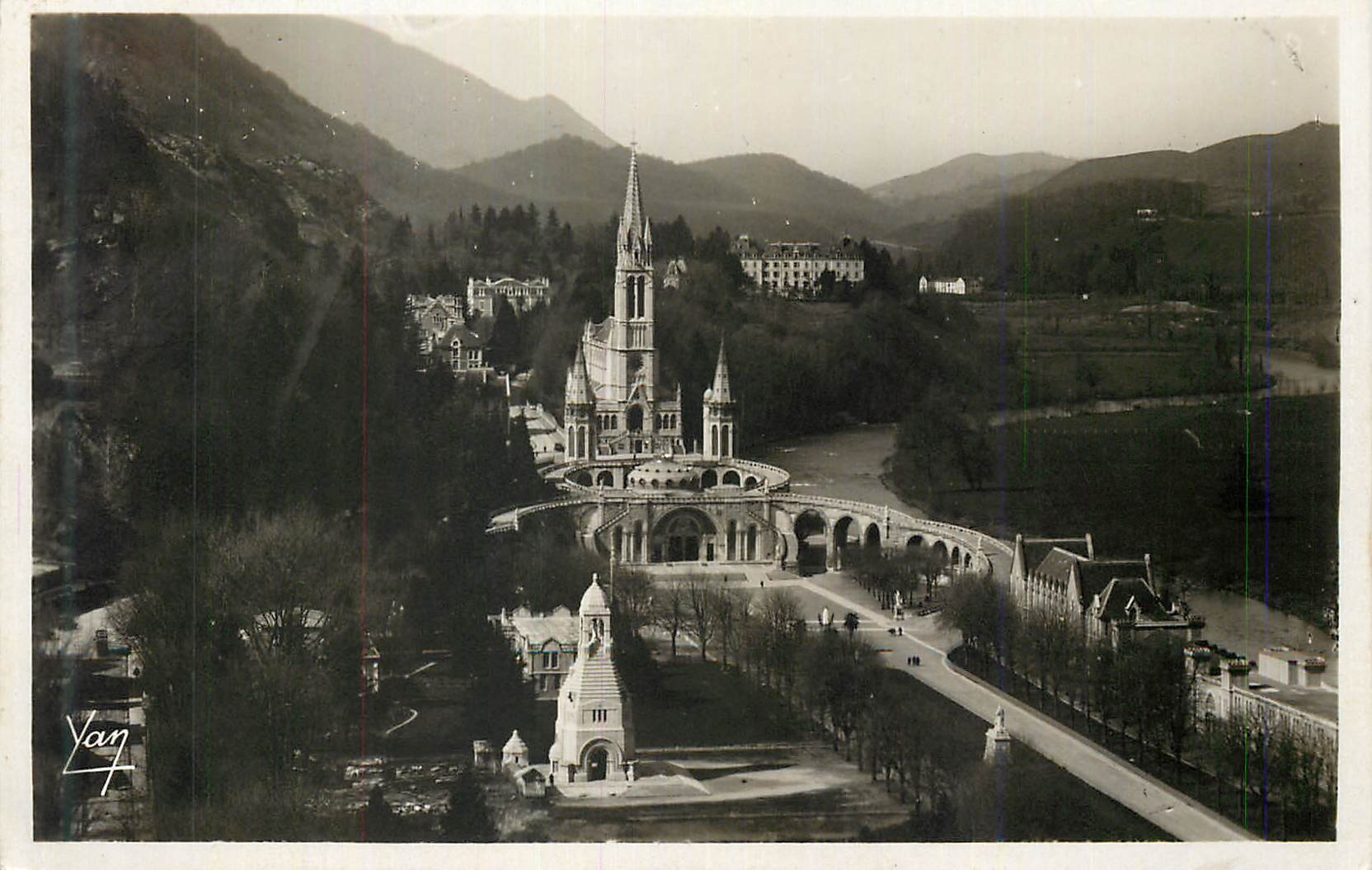 CPA Lourdes La Basilique Vue du Chateau Fort