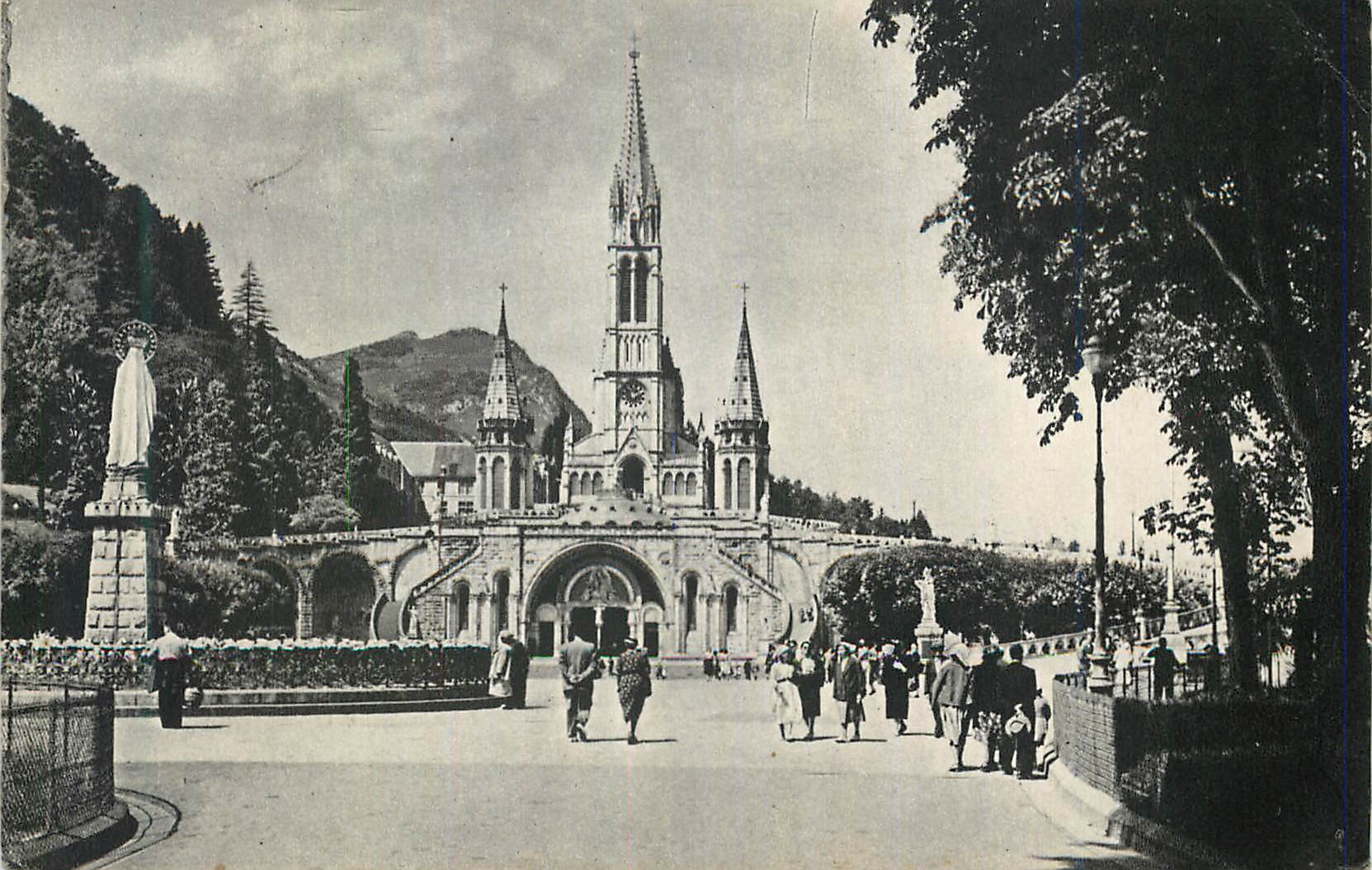 CPA Lourdes La Basilique et la Vierge Couronnee
