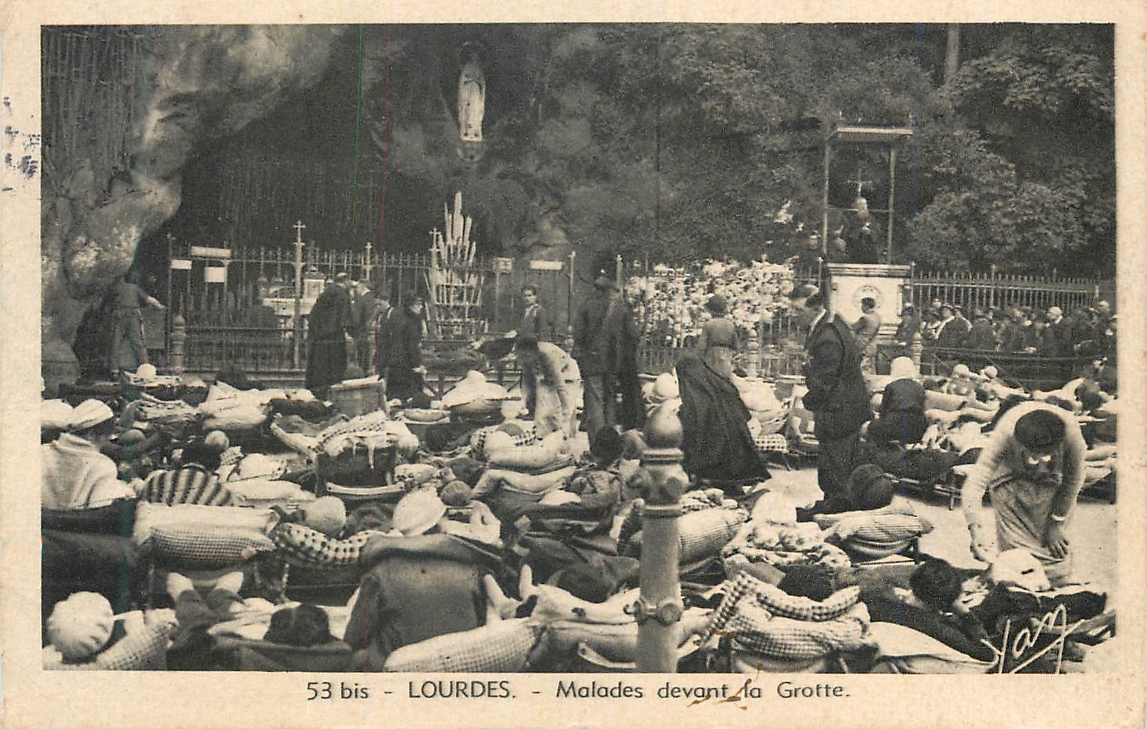 CPA Lourdes Malades devant La Grotte