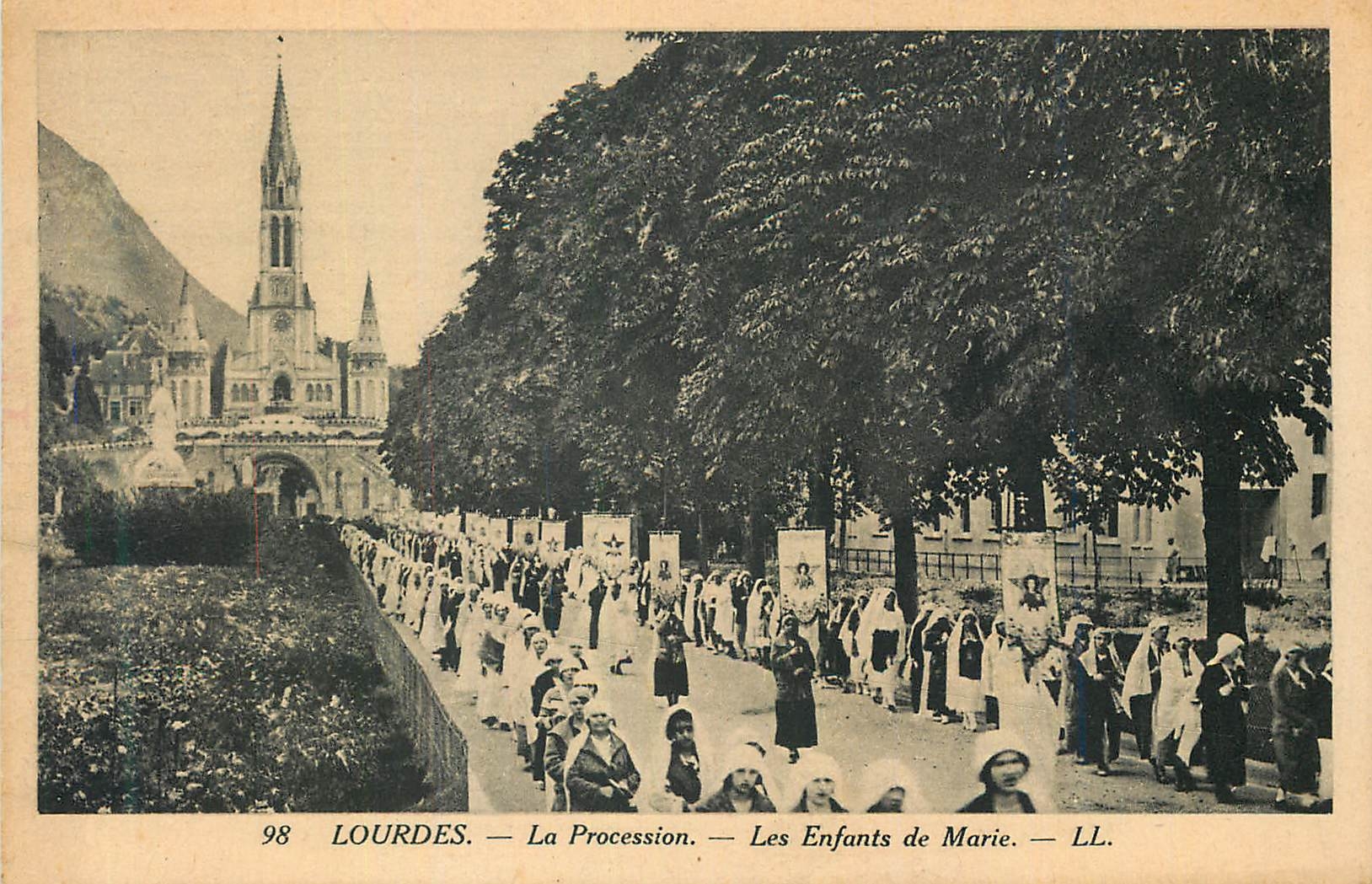 CPA Lourdes La Procession Les Enfants de Marie
