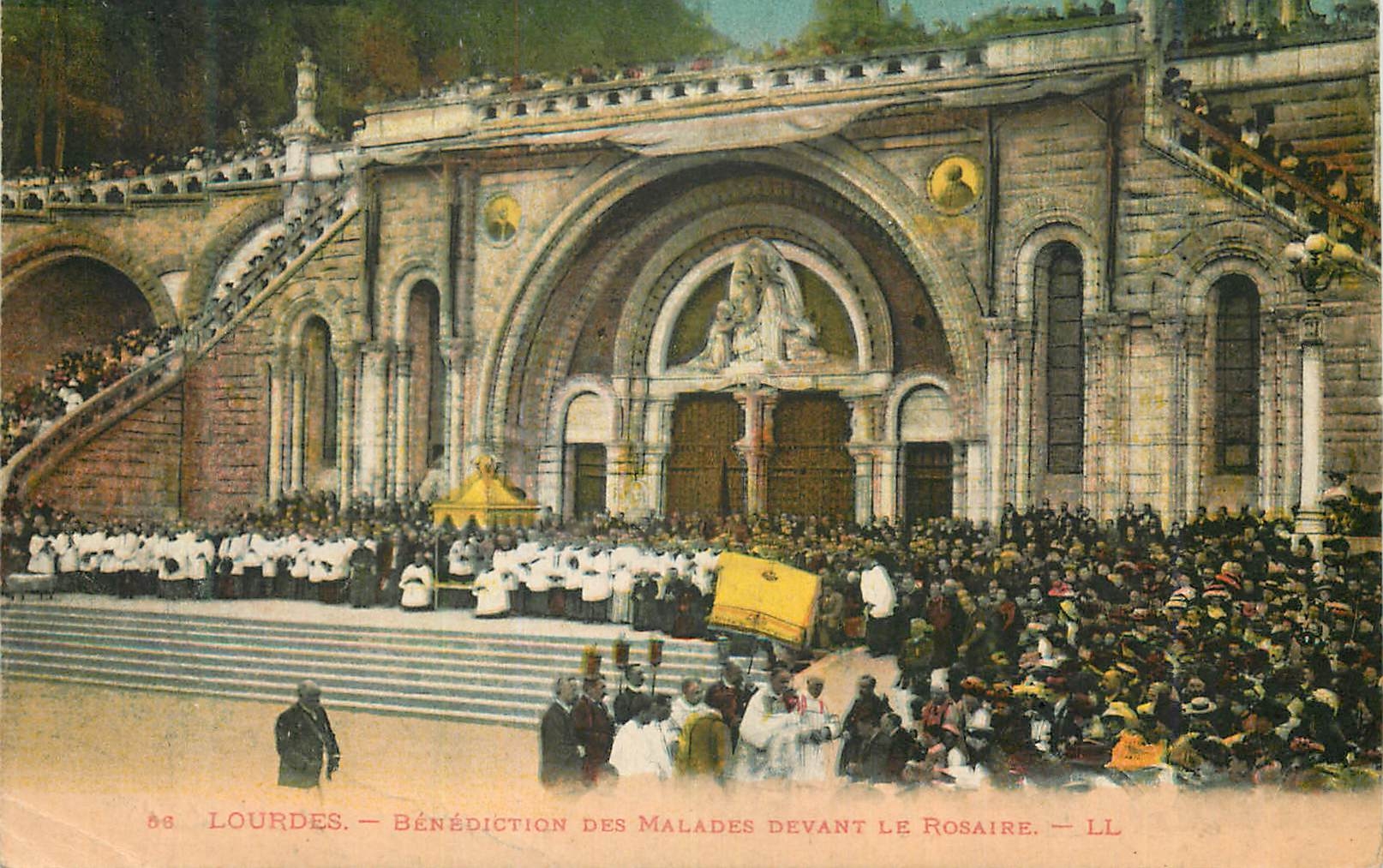 CPA Lourdes Benediction des Malades devant Le Rosaire