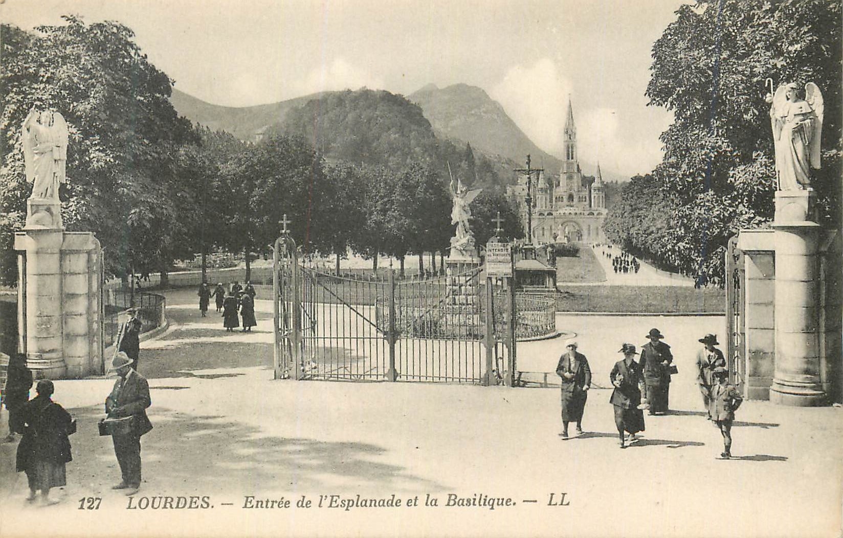 CPA Lourdes Entree de l'Esplanade et la Basilique