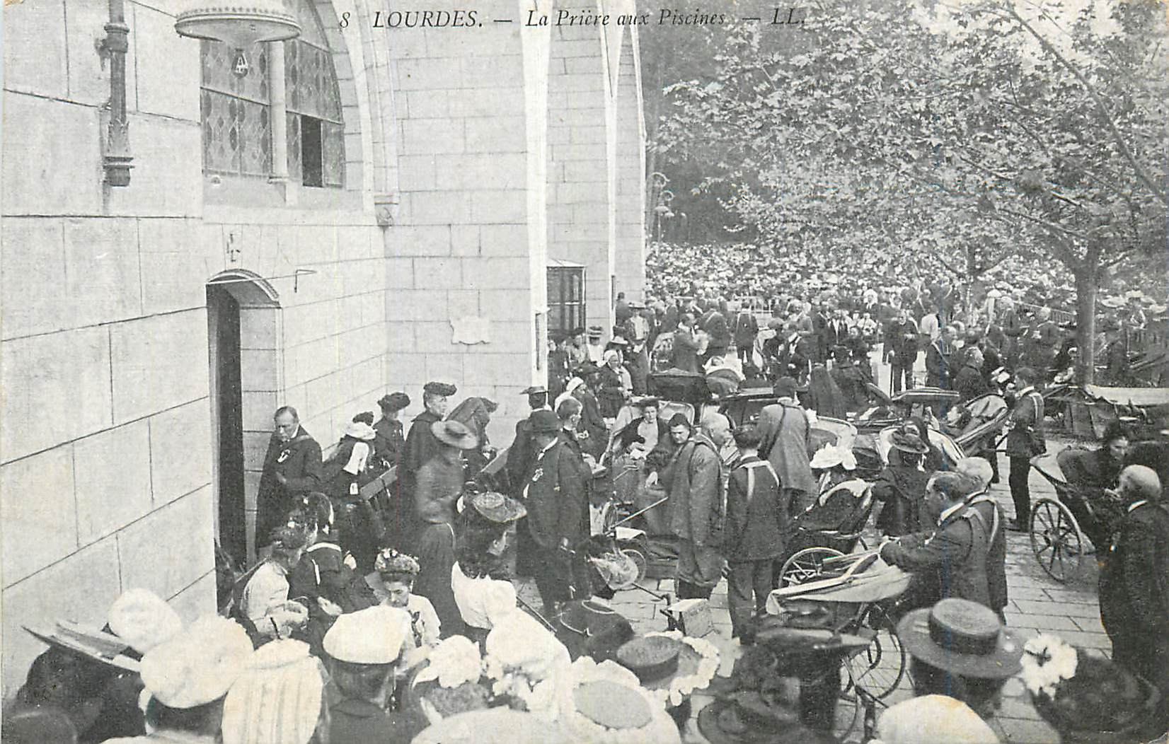 CPA Lourdes La Priere aux Piscines