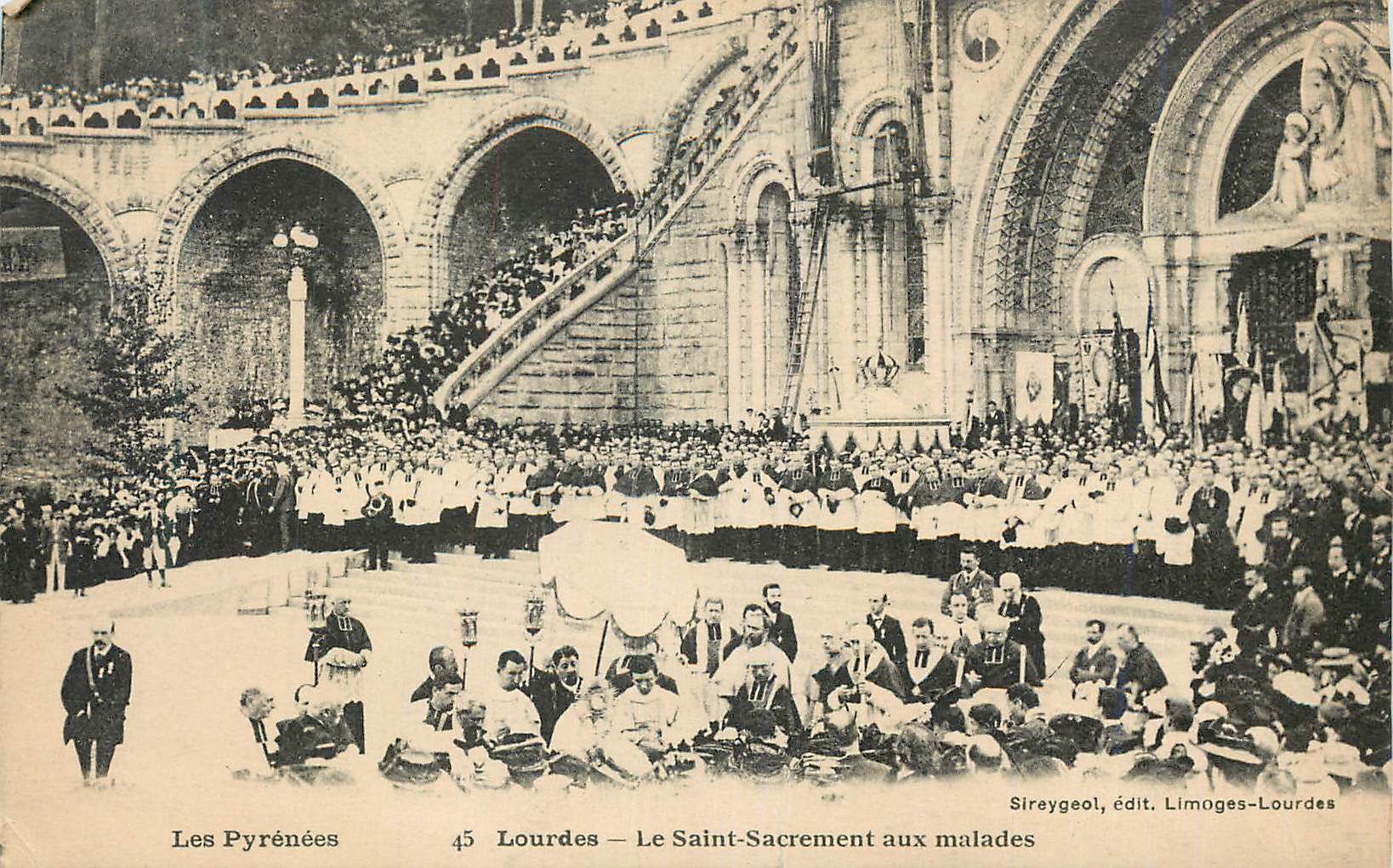 CPA Lourdes Le Saint Sacrement aux Malades