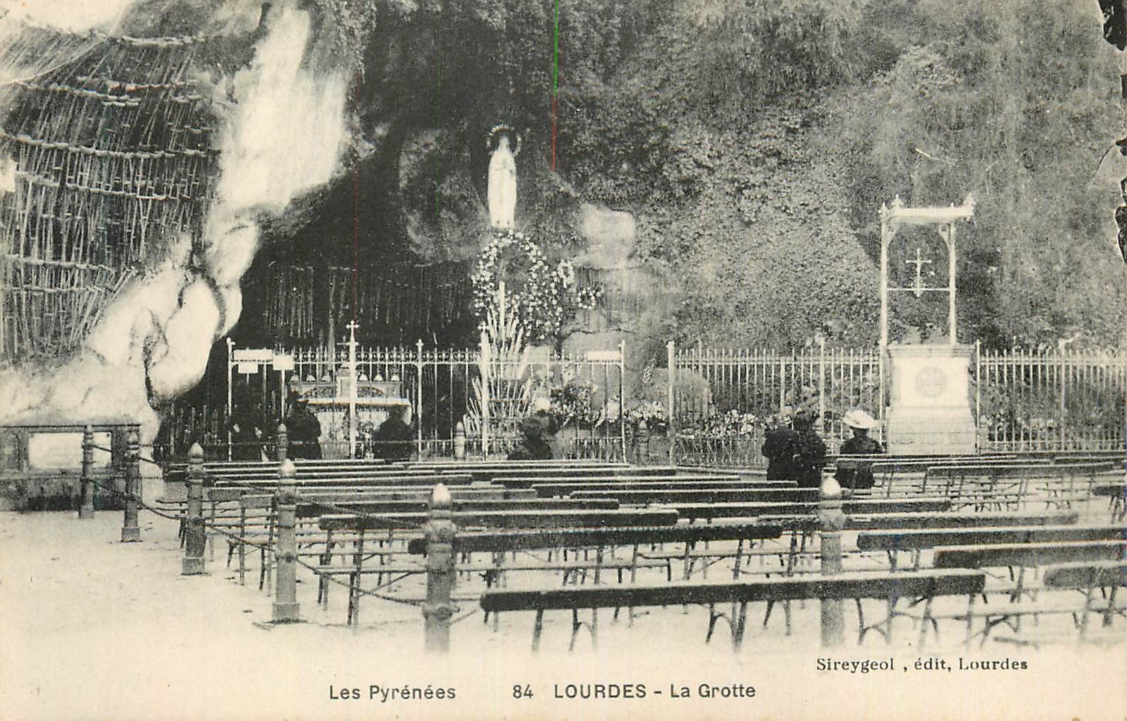 CPA Les Pyrenees Lourdes La Grotte