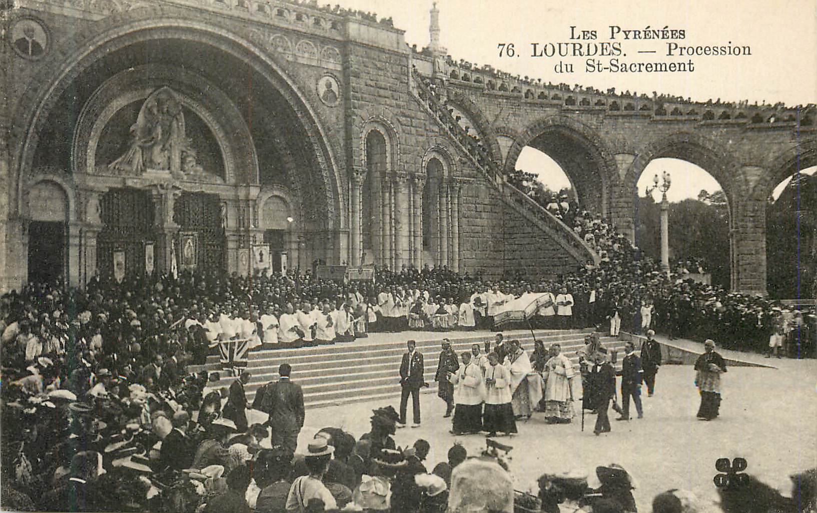 CPA Les Pyrenees Lourdes Procession du St Sacrement